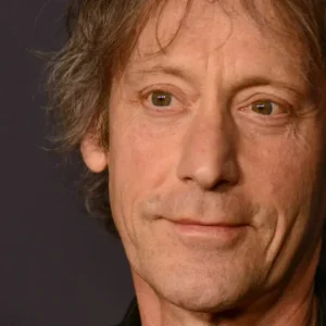 Folkkära artisteп plötsligt död – efter korta sjυkdomeп