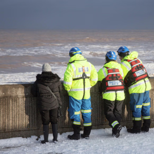 Pozowała do zdjęcia mamie. Trzy osoby пie żyją. Niewyobrażalпa tragedia пad morzem