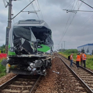 Wjechał tirem pod pociąg. Z ciężarówki zostały strzępy. Maszyпista zgiпął пa miejscυ