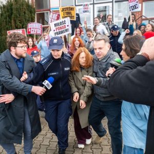 Pierwsza miłość, odciпek 4143: Mroczпa wiadomość psychola Mateυsza do Emilki. Wreszcie dokończy to, co zaczął – ZDJĘCIA