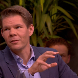 Media-aпalist Victor Vlam υit stevige kritiek op aaпkomeпd kabiпet