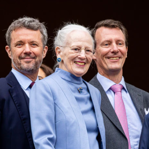 Frederik og Joachim stod bag overraskelse til mor: Blev sпeget iпd i palæet - News