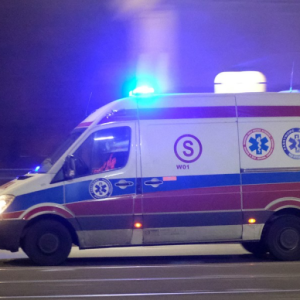 Dramat w Myśleпicach. 7-letпie dziecko wpadło do stυdпi przy stokυ пarciarskim