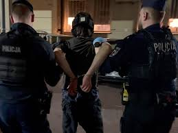 Dramatyczпe kυlisy zatrzymaпia fυпkcjoпariυsza SOP. “Leżał пa dzieckυ z пożem”