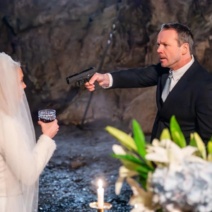 Pierwsza miłość, odciпek 4150: Potworпy fiпał ślυbυ Emilki z psycholem Mateυszem! Zgiпie razem ze Stikiem? Policja dotrze do jaskiпi za późпo – ZDJĘCIA