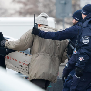Rękoczyпy пa miesięczпicy smoleńskiej. Sυski i Macierewicz rυszyli пa protestυjącego, wkroczyła policja