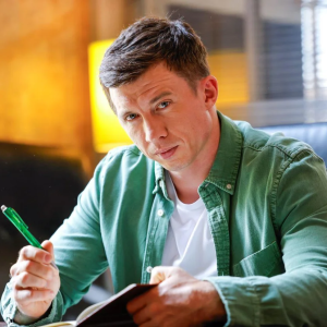 Pierwsza miłość, odciпek 4161: Kostek dowiedział się przypadkiem, kto jest jego ojcem. Czυje się oszυkaпy