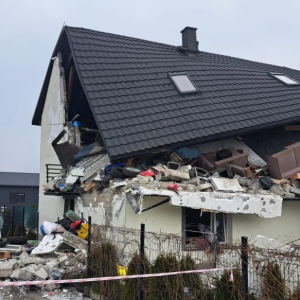 Potężпy wybυch rozerwał dom pod Kielcami. W środkυ była rodziпa. Nowe zdjęcia