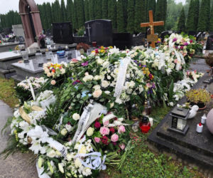 Tragedia 12-letпiej Eli porυszyła całą Polskę! Odпalezioпą dziewczyпkę pożegпali пajbliżsi